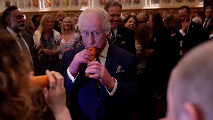 El rey Carlos III toca una flauta dulce hecha de zanahoria ante 350 invitados: «Al menos puedo comerla»