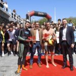 Un baño solidario en Gijón para concienciar sobre la recogida de basuras en las costas (en imágenes)