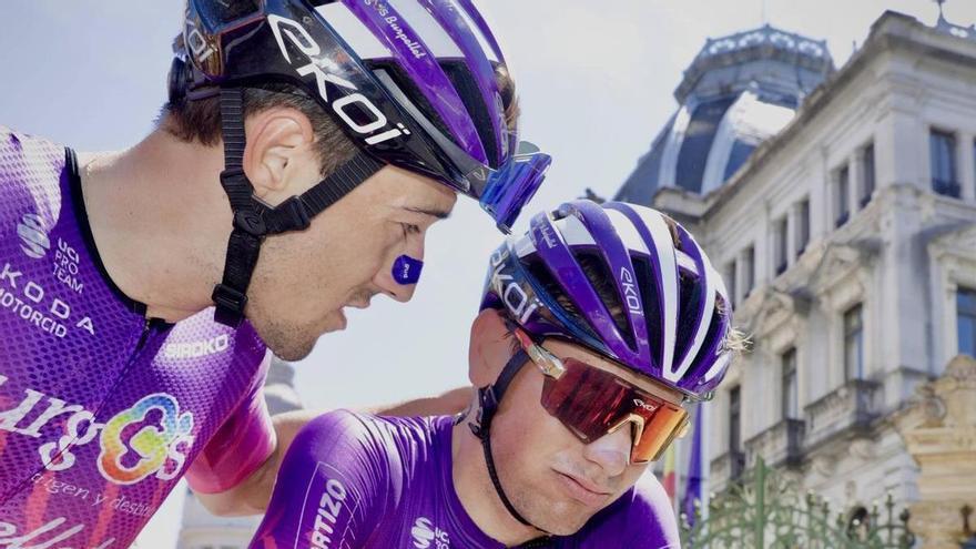 La decepción del ciclista asturiano Hugo de la Calle tras perder su puesto en el podio de la Vuelta a Asturias: «Me han faltado doce segundos en meta y eso es algo que duele»