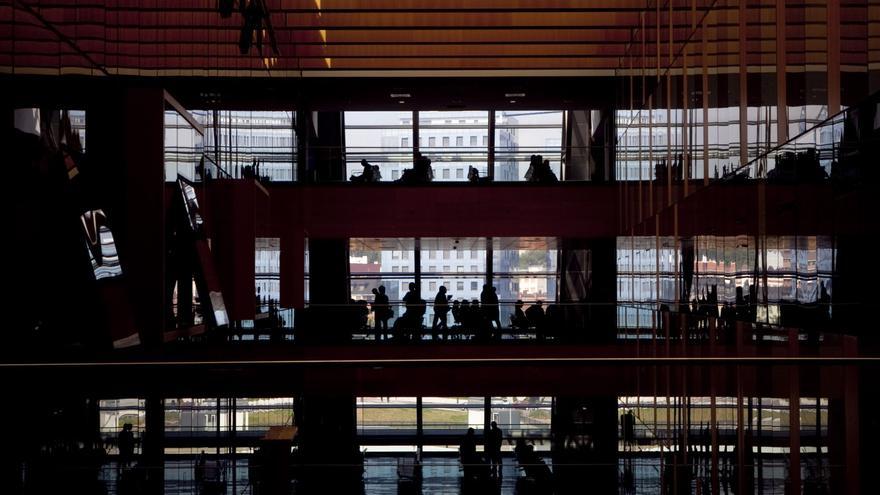El HUCA, a media luz y suspendidas la cirugía y las consultas programadas por el apagón