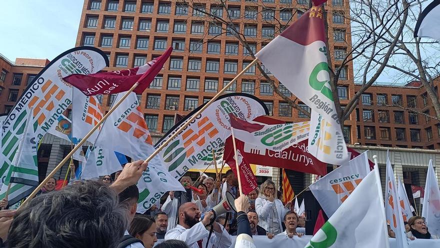 Sanidad retoma las negociaciones del Estatuto Marco con los médicos preparados para volver a salir a la calle