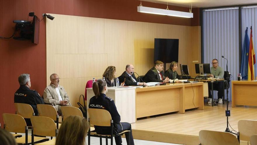 El autor del crimen de la inmobiliaria de Gijón, en el primer día del juicio: «Le ataqué sin que se pudiera defender; no sabía que estaba su hija delante»
