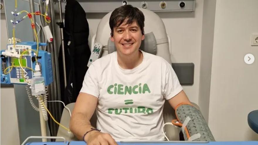 El consejero Borja Sánchez, con cáncer de colon, «celebra» su última sesión de quimioterapia intravenosa llevando una camiseta con este mensaje