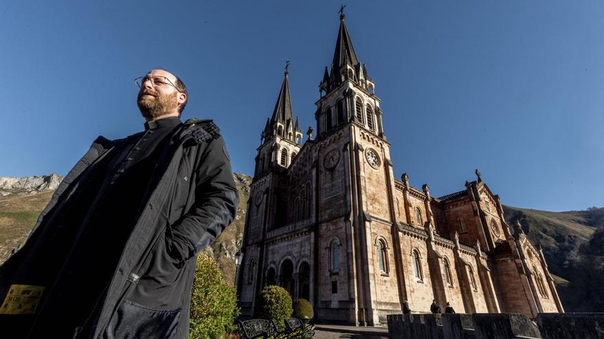 El abad de Covadonga llora la muerte de «un padre»: «Nos vamos a encomendar a la Santina»