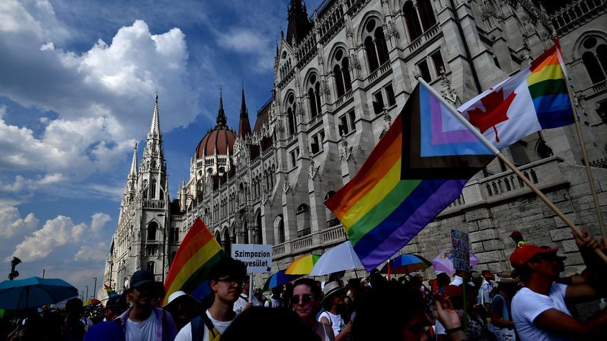 Hungría limita derechos de los LGTBI en la Carta Magna