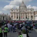 Más de 200.000 fieles acuden a la segunda misa de luto por el papa Francisco en la plaza de San Pedro