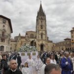 Lluvia de devoción para el Resucitado en Oviedo: «levantá» a golpe arzobispal y costaleros de rodillas