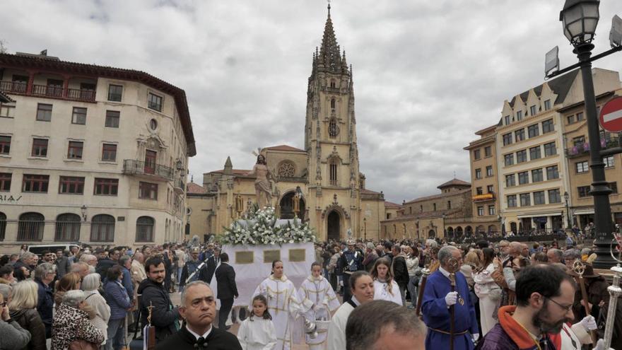 Lluvia de devoción para el Resucitado en Oviedo: «levantá» a golpe arzobispal y costaleros de rodillas
