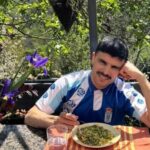 Un conocido cantante, comiendo con la camiseta del Real Oviedo: «Pichichi»