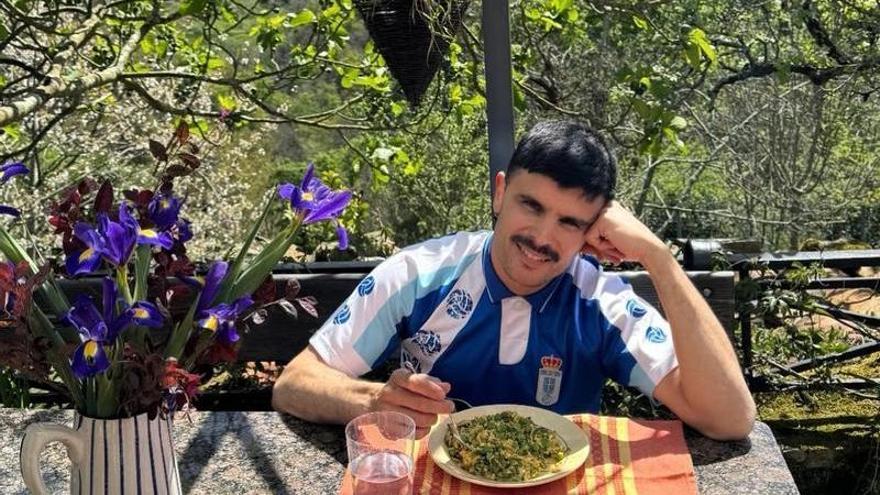 Un conocido cantante, comiendo con la camiseta del Real Oviedo: «Pichichi»