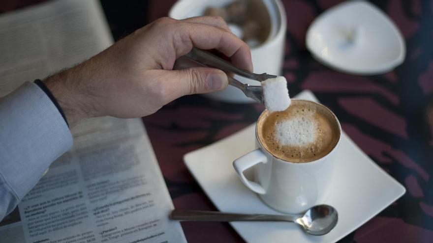 El producto que no verás más ni en bares ni cafeterías: así afecta a la hostelería la nueva prohibición de la Unión Europea