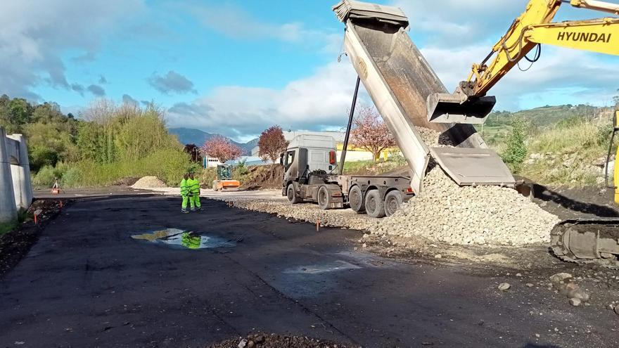 El puente del polígono de Olloniego, que evitará los rodeos de los vecinos, estará terminado en cuatro meses