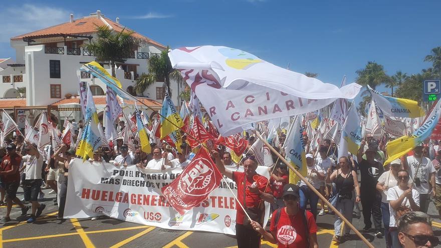 Unas 2.000 personas reclaman en Tenerife más derechos y mejores salarios para los trabajadores turísticos