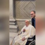 El papa acudió a la basílica de San Pedro a rezar antes de la Vigilia del Sábado Santo