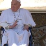 El Papa reaparece por sorpresa en la plaza de San Pedro, dos semanas después de su alta médica