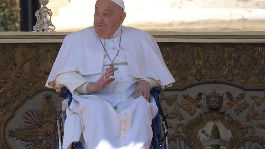 El Papa reaparece por sorpresa en la plaza de San Pedro, dos semanas después de su alta médica