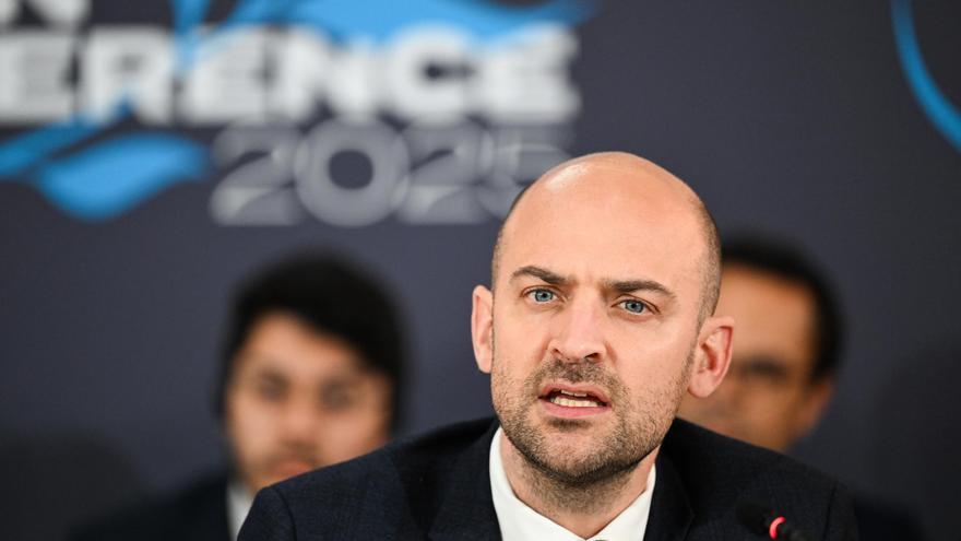 Escala la crisis entre Francia y Argelia con la decisión de París de expulsar a 12 agentes argelinos y llamar a su embajador en Argel