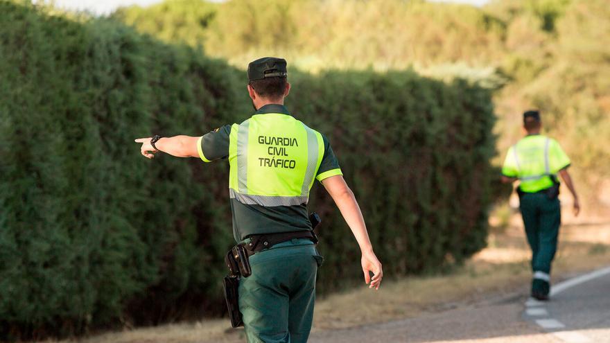 La Guardia Civil se pone muy seria y empieza a enviar multas: vigilan miles de retrovisores por si llevas este artilugio