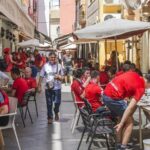Los bares de Sevilla se preparan para otro ‘tsunami’ de aficionados en sus terrazas por la final de Copa del Rey