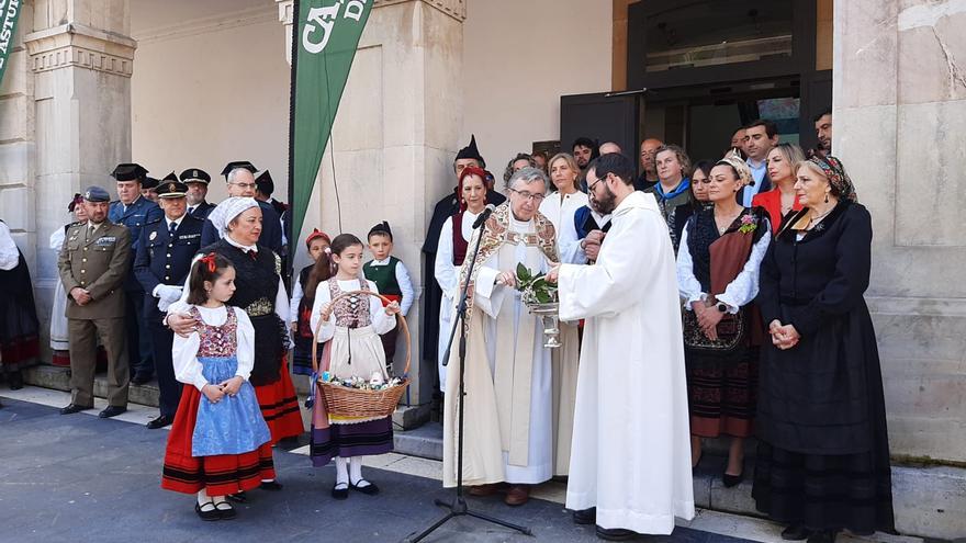 El párroco poleso llama a la unidad de todos, «como pedía el Papa Francisco», en una bendición de Güevos Pintos multitudinaria