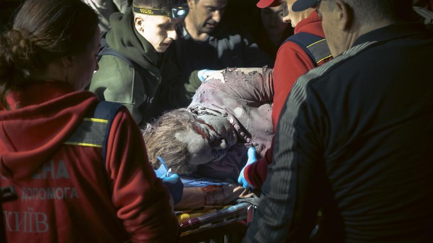 Al menos nueve muertos y 63 heridos en un ataque masivo de Rusia contra Kiev