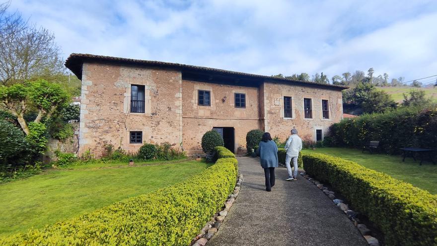 Entramos en el palacio de Agüera, casona solariega de Grado en un espectacular paraje y que conserva todo el encanto de su época
