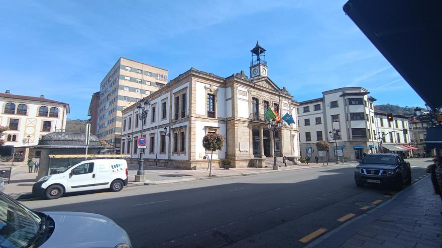 El cambio de hora llega con cuatro días de retraso al reloj del Ayuntamiento de Cangas de Onís