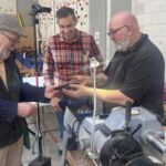 Pravia disfruta entre virutas: expertos internacionales muestran su buen hacer en los XII Encuentros con la Madera