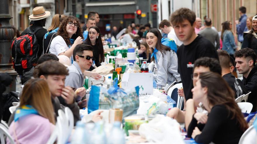 La Comida en la Calle de Avilés hace pleno: casi 20.000 personas en un gran mantel