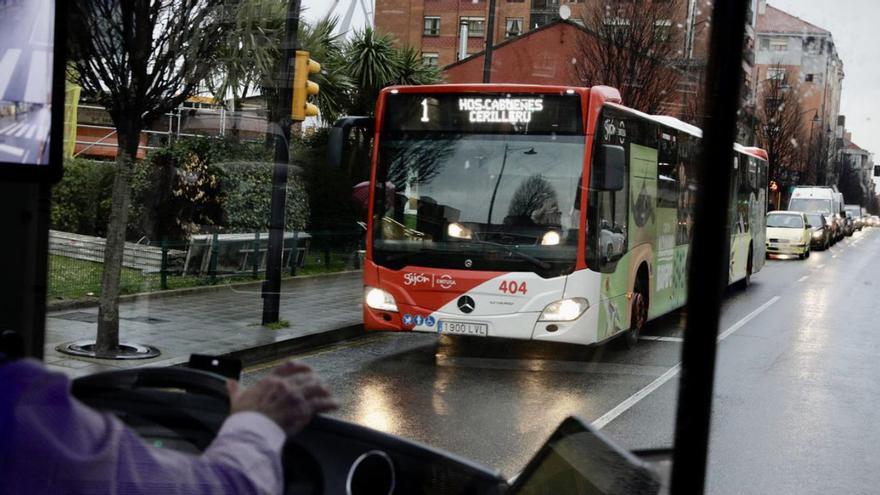El conflicto del Ayuntamiento de Gijón con el Ministerio aboca a una subida de precios en el autobús en julio