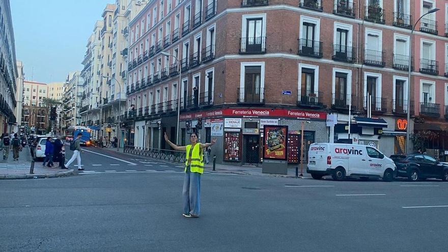La asturiana que estuvo nueve horas en Madrid como voluntaria dirigiendo el tráfico durante el apagón: «Los conductores me hacían caso»