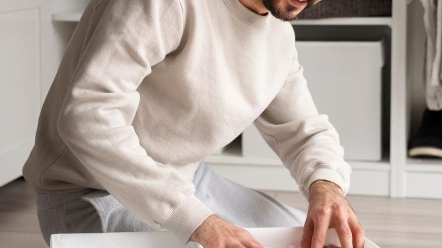 Este es el ingenioso y elegante mueble de almacenamiento con el que tu salón no volverá a desordenarse