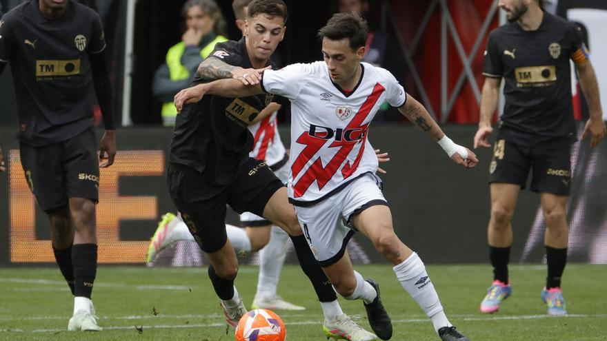 Resumen, goles y highlights del Rayo Vallecano 1-1 Valencia de la jornada 32 de LaLiga EA Sports