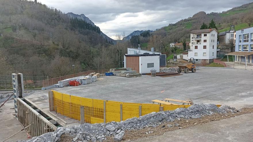 Quirós ejecuta una gran reforma de la plaza del Mercado de Bárzana