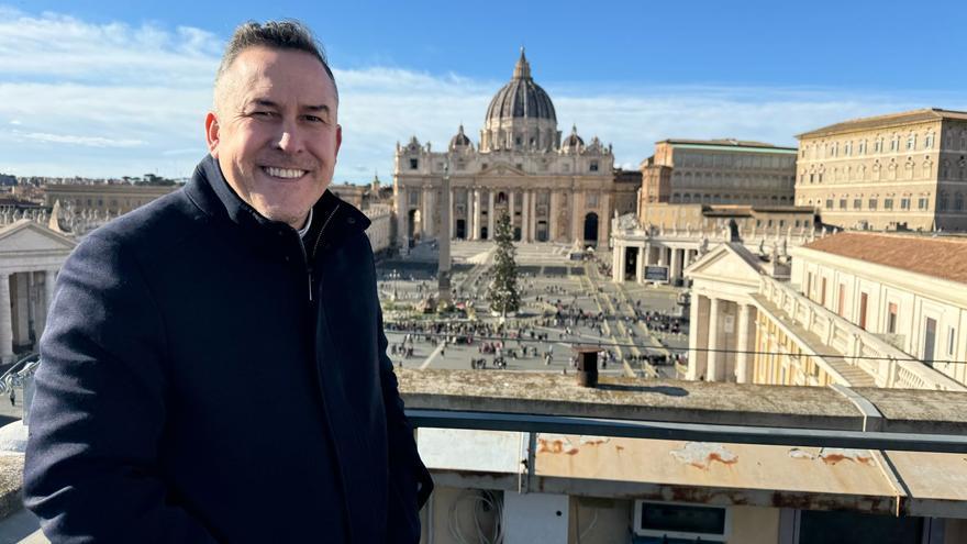 El cura sevillano en Roma que es el ángel de la guarda de miles de periodistas del cónclave