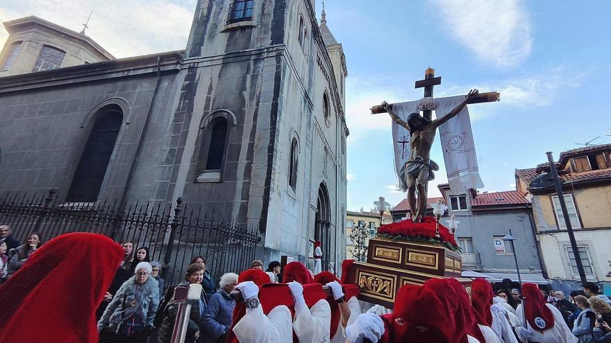 Abrió el cielo para que saliera la procesión de las Siete Palabras: todas las imágenes del Viernes Santo en Grado