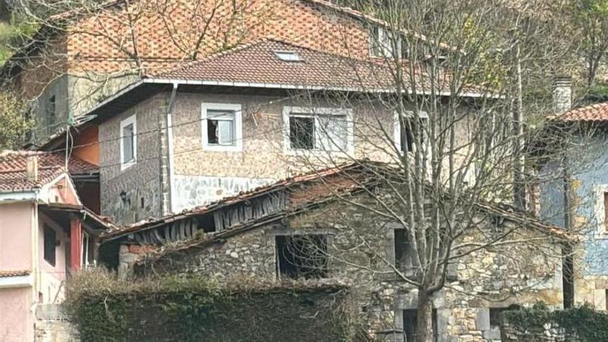 Intoxicadas dos mujeres de 97 y 76 años por inhalación de humo al incendiarse la cocina de su casa en Onís