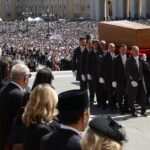 El relato de la asturiana que asistió a los funerales de los tres últimos Papas: «El de Francisco I ha sido el más emocionante»