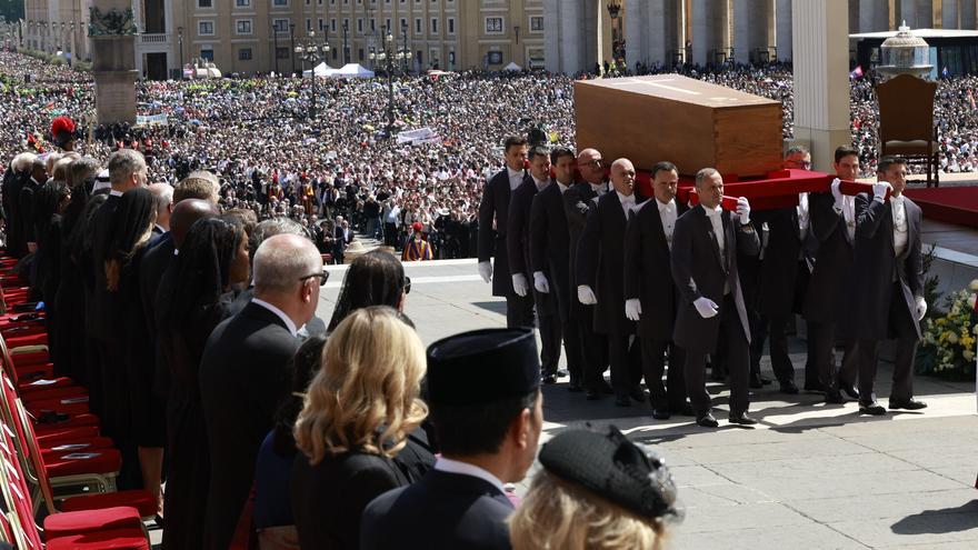 El relato de la asturiana que asistió a los funerales de los tres últimos Papas: «El de Francisco I ha sido el más emocionante»