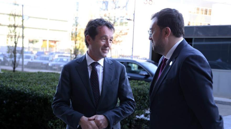 Visita de Barbón a Indra con aviso velado a Santa Bárbara: «Hay empresas que no están cumpliendo con los contratos»