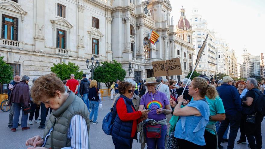 Cientos de personas se concentran contra Mazón por la gestión de la dana pese a la suspensión de la manifestación