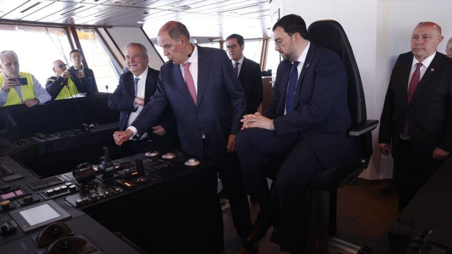De un buque de apoyo a eólicos marinos a nevegar por la ría del Eo en ferry eléctrico: así fue la celebración del centenario de Gondán
