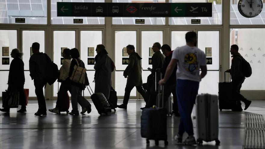 Cientos de viajeros tirados por el apagón pasan la noche en la estación de Atocha: “No creo que vuelva a Madrid”