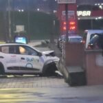 Espectacular accidente en Gijón: un coche de alquiler se empotra contra un muro en la Casa del Mar