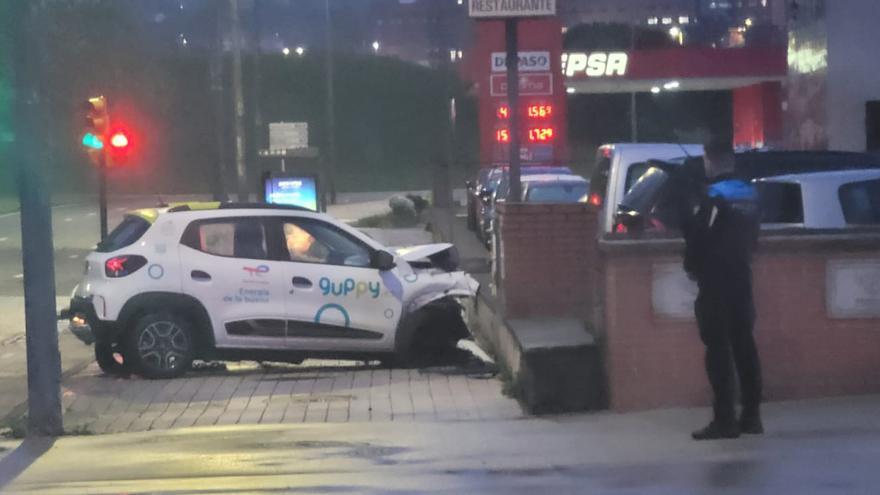 Espectacular accidente en Gijón: un coche de alquiler se empotra contra un muro en la Casa del Mar