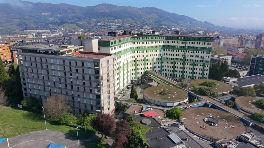 Pillaje vandálico y preparativos para el derribo, una tensa convivencia en el viejo HUCA
