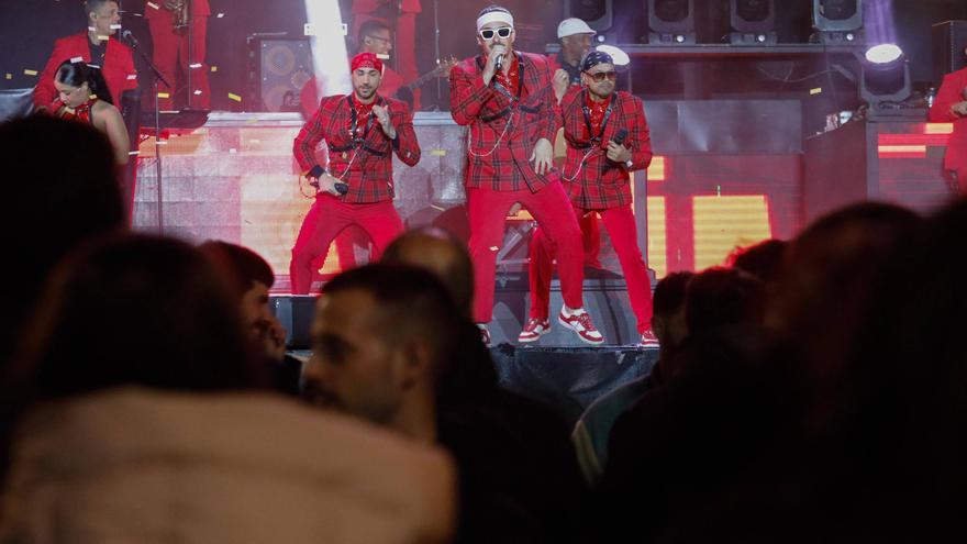 EN IMÁGENES: la primera gran verbena de El Bollo en Avilés, con El Combo Dominicano