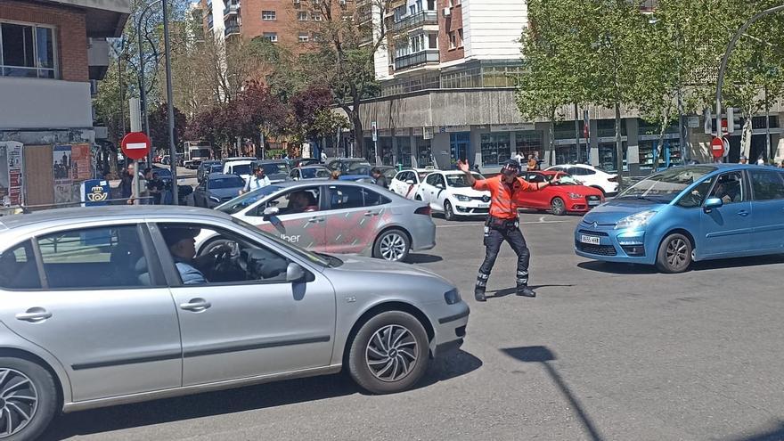 Felipe, el agente de movilidad de Madrid que salvó al Paseo de Extremadura del caos: «Me quedaré lo que haga falta»