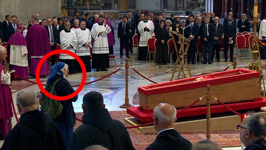 Geneviève, la monja que se ha saltado el protocolo para despedir a su amigo, el Papa Francisco