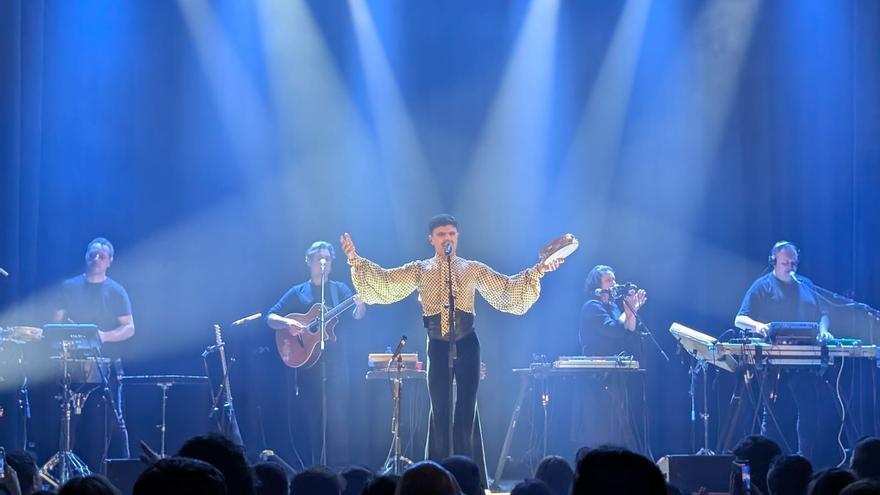 «Good night Mari London»: Rodrigo Cuevas, de romería en Londres, se mete al público en el bolsillo